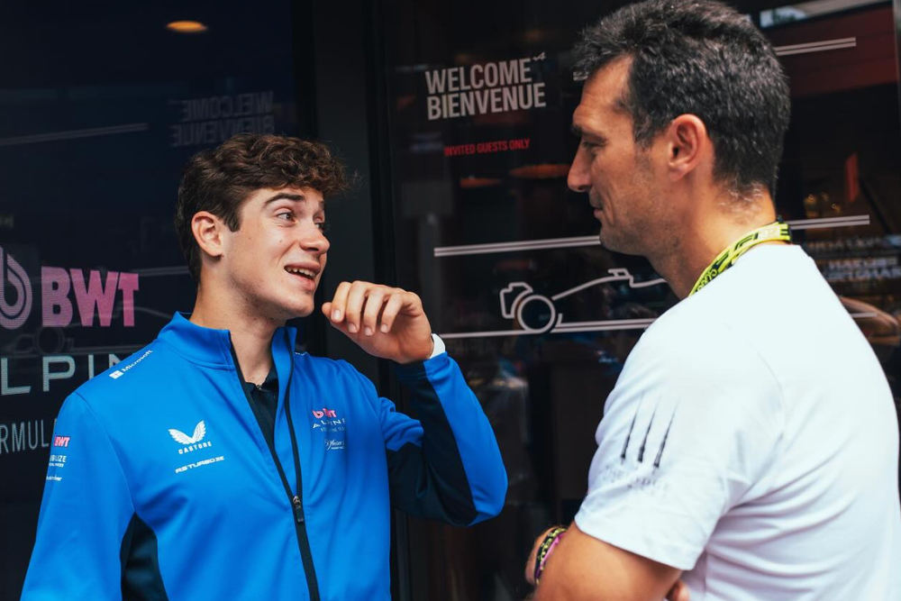 Franco Colapinto junto a Lionel Scaloni durante el GP de Bélgica