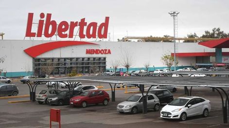Grupo Libertad vendió su centro logístico y doce supermercados.