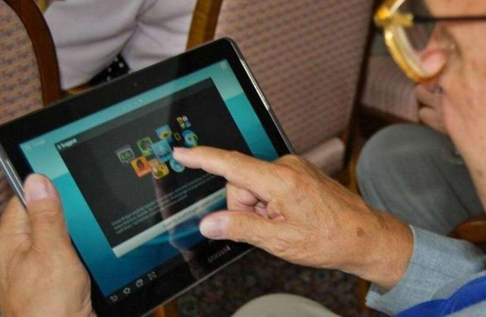 Abuelos de la ciudad recibieron tablets y les enseñan a utilizarlas