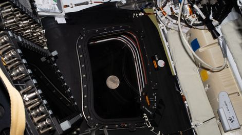 Antes de irse a dormir en el quinto día de vuelo, la tripulación de Artemis II tomó una última foto de la Luna, mientras se acercaba por la ventana de la nave espacial Orión