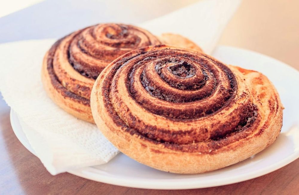 Cinnamon rolls o rollos de canela. Gentileza.