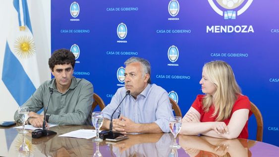 Natalio Mema, ministro de Gobierno; el gobernador Alfredo Cornejo y la vicegobernadora Hebe Casado. Foto: Prensa Gobierno de Mendoza.