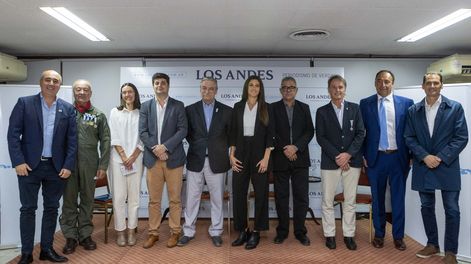 El equipo de Los Andes, IARI y disertantes, al cierre de un encuentro que emocionó y volvió a poner en el centro la vigencia de Malvinas.