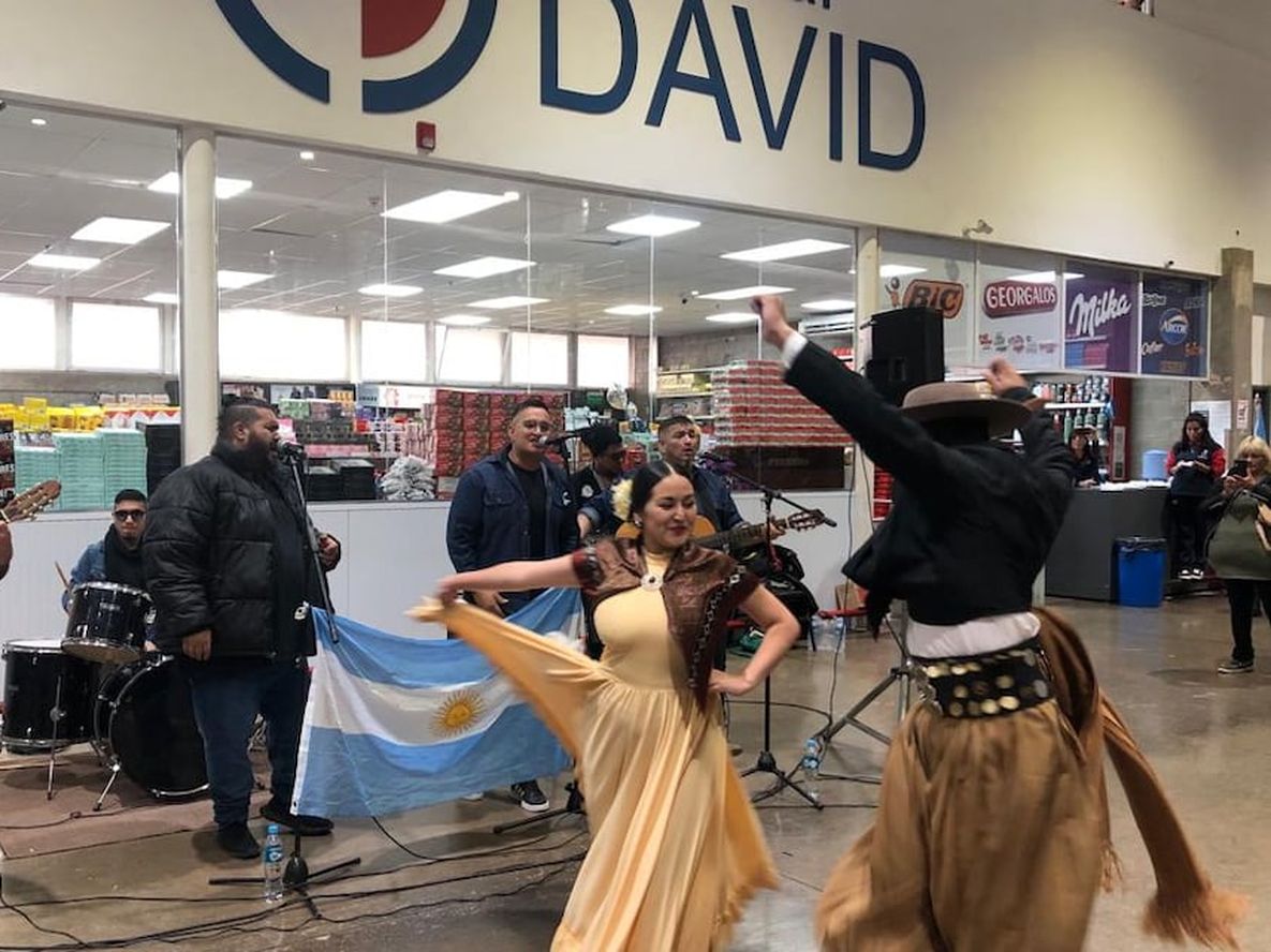 Oscar David celebró el 25 de mayo junto a sus clientes