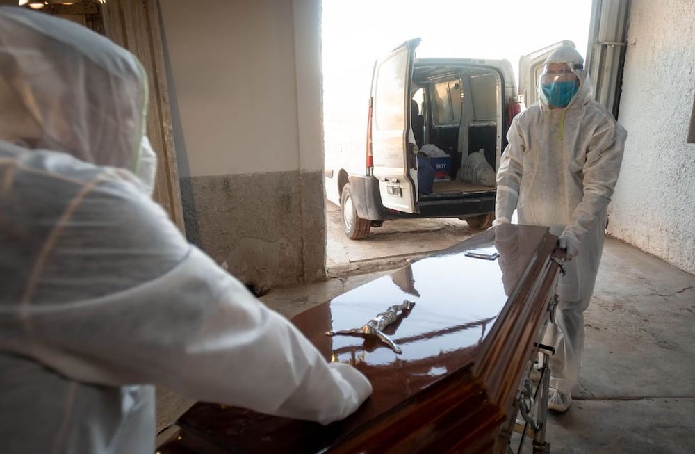 Pandemia. Una empresa de sepelios de Rodeo de la Cruz manipula un féretro para una víctima de Covid-19. Foto: Ignacio Blanco.