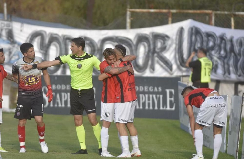 Gimnasia le ganó a Chacarita sobre la hora