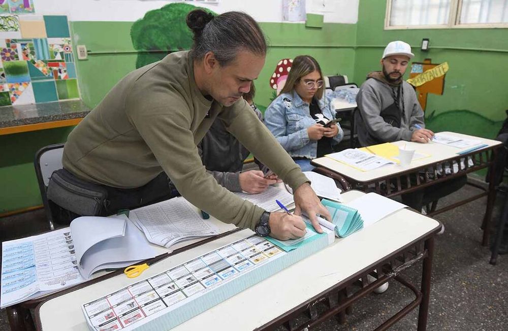 Elecciones PASO en 7 departamentos de la provincia de Mendoza.Presidente y fiscales de mesa en la escuela Justo José de Urquiza del departamento de Maipú, organizan urna, boleta única y dejar todo en condiciones para que los ciudadanos de Maipú puedan ingresar a votarFoto:José Gutierrez / Los Andes