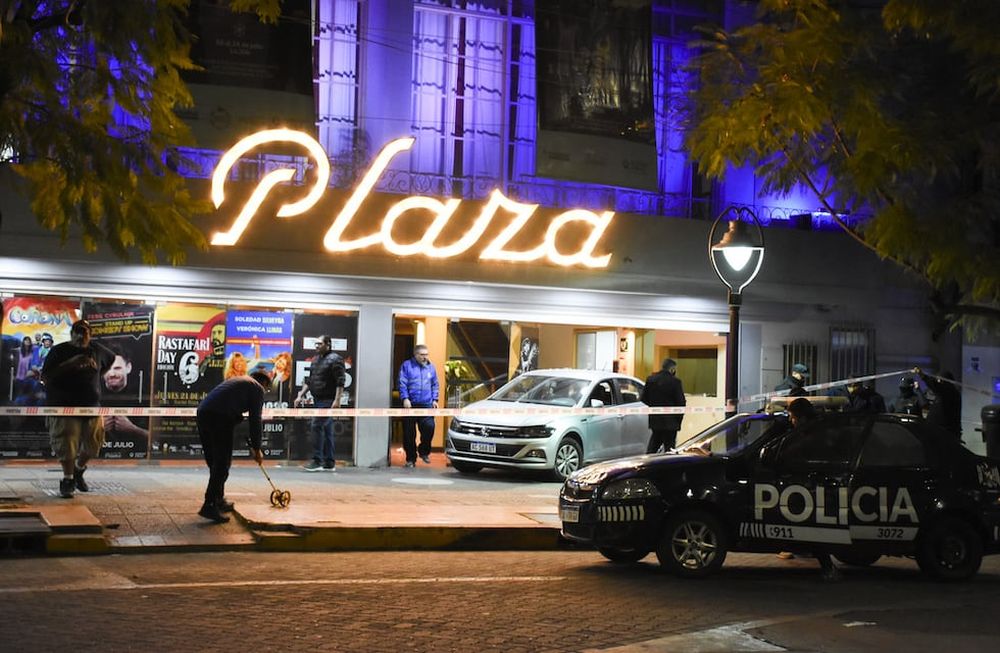El domingo por la noche, un conductor perdió el control de su auto, se incrustó en el Teatro Plaza y atropelló a 23 personas. Foto: Mariana Villa / Los Andes