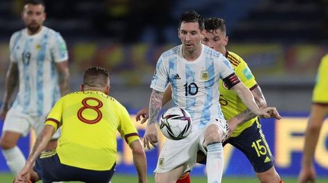 Lionel Messi domina el balón ante dos jugadores colombianos. / Gentileza.