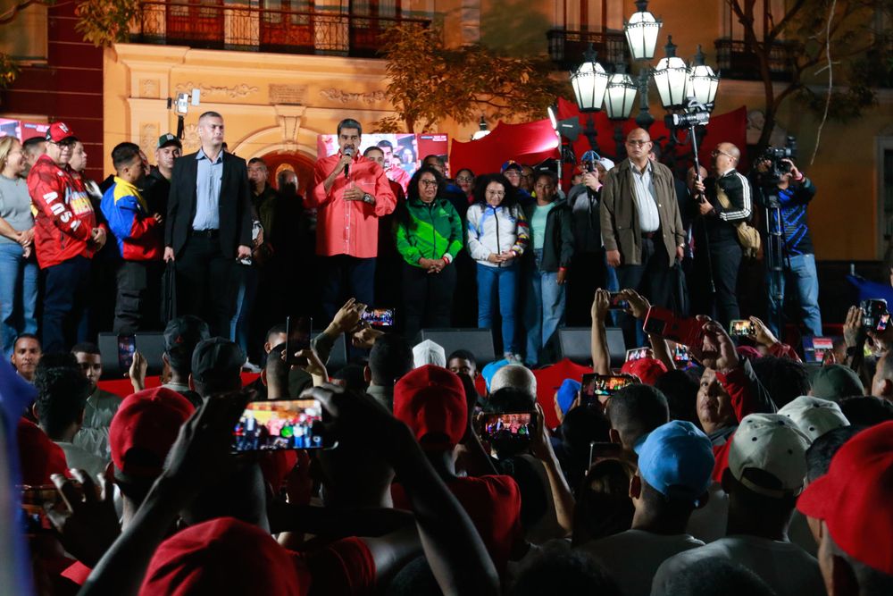 Maduro aseguró que el chavismo está más vigente y más fuerte que nunca, al celebrar la victoria adjudicada por el Consejo Nacional Electoral (CNE) al oficialismo en 23 de 24 regiones del país.&nbsp;