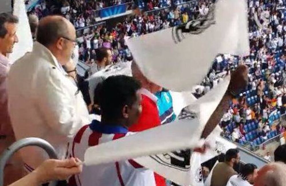 El confundido: un hincha con camiseta del Atlético alentó con un banderín del Real
