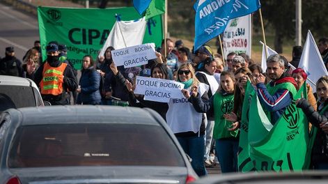 Los Andes | Protesta de ATE sobre el acceso este de la Ciudad de Mendoza, reclaman mejoras salariales. Hoy vuelven a reunirse con el Gobierno provincial.  Foto: Ignacio Blanco / Los Andes