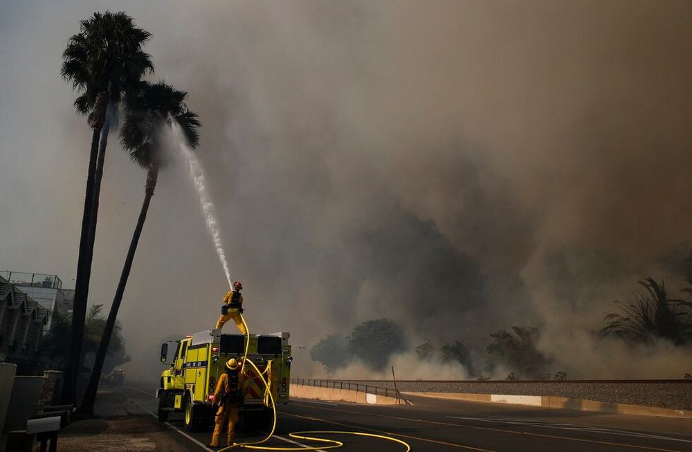 Vientos huracanados impiden sofocar incendios de miles de hectáreas en California