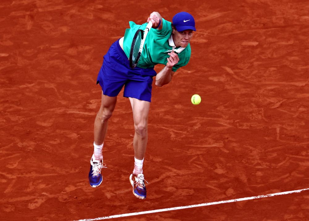 PARIS (France), 08/06/2025.- Jannik Sinner of Italy in action during his Men's final match against Carlos Alcaraz of Spain at the French Open Grand Slam tennis tournament at Roland Garros in Paris, France, 08 June 2025. (Tenis, Abierto, Francia, Italia, España) EFE/EPA/CHRISTOPHE PETIT TESSON