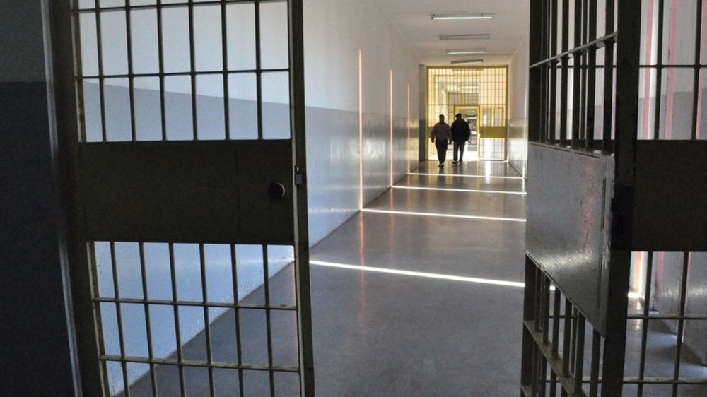 Diez guardias mujeres fueron detenidas por darle una golpiza a un joven trans en la cárcel.