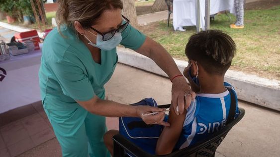 Desde ayer las escuelas de verano en Las Heras y en Godoy Cruz vacunan a los niños. Se sumarán departamentos. Foto: Ignacio Blanco / Los Andes