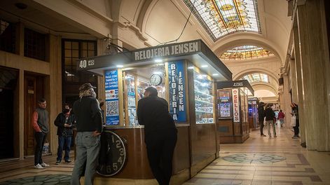 Los Andes | Los paseos repletos de vidrieras y hasta cines fueron mutando. Algunas se adaptaron a “nichos” del mercado, como el pasaje San Martín. Foto: Ignacio Blanco / Los Andes