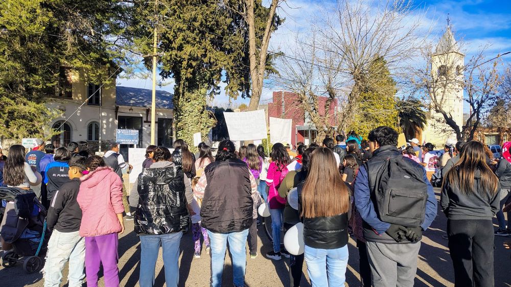 Frente a la comisaría 18 de San Carlos, familiares y vecinos se concentraron para pedir justicia por Arian Reinoso. 