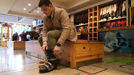 Los Andes | Comenzó la temporada de nive 2022 con el alquiler de esquí e indumentaria para disfrutar la nieve de la montaña. Foto: Marcelo Rolland / Los Andes