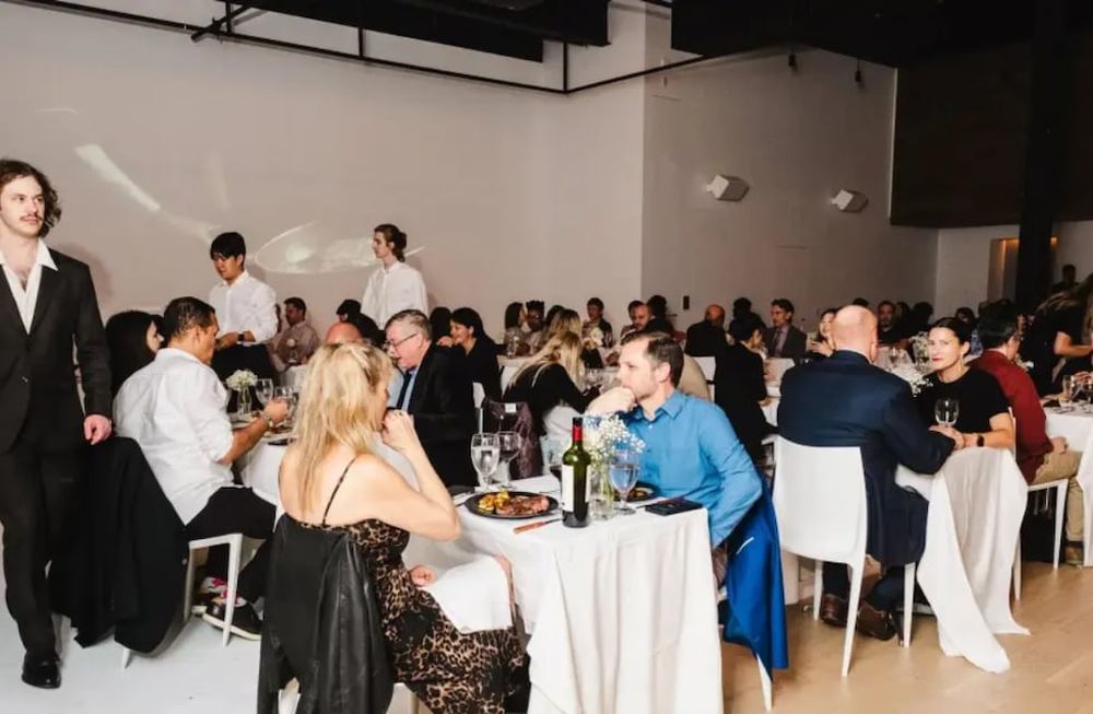 Un grupo de amigos de informáticos crearon un restaurante falso durante una noche y se volvieron virales en las redes sociales. Gentileza: 20 minutos.