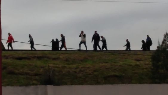 Una facción de la barra brava de Independiente de Avellaneda se enfrentó con la Policía a los tiros en las inmediaciones del estadio Rojo. / Gentileza.