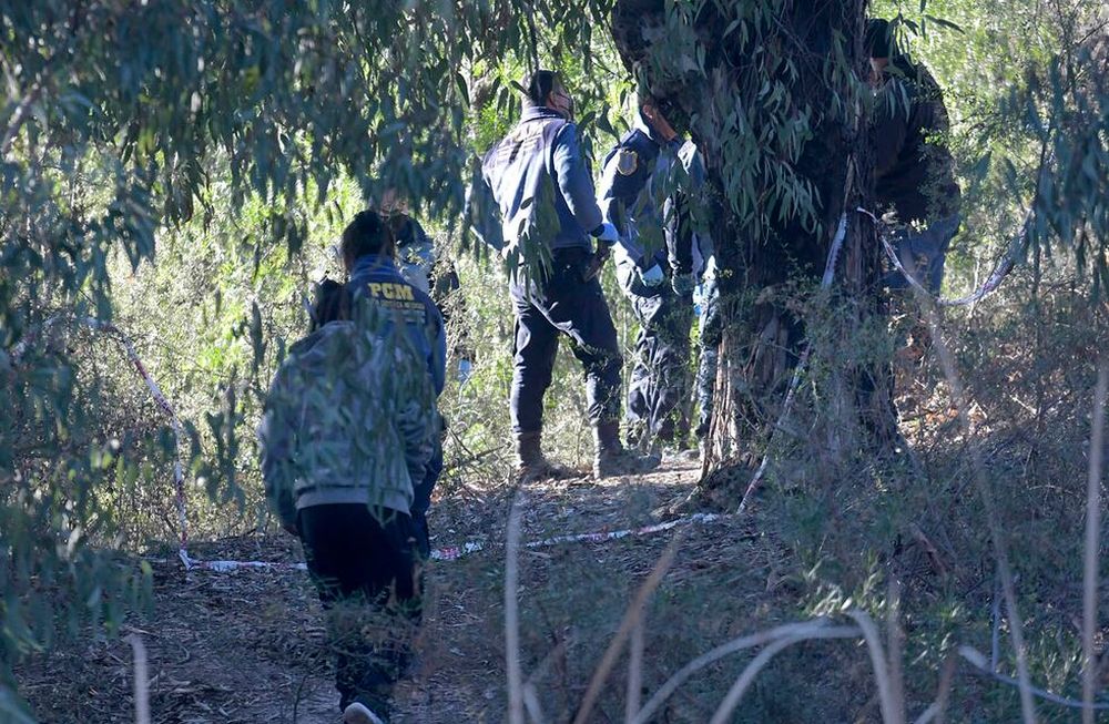 La policia científica realiza investigaciones y peritajes en el lugar del hecho. Foto: Orlando Pelichotti / Los Andes
