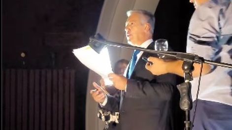 El intendente de General Alvear, Alejandro Jany Molero, terminando su acto a oscuras.&nbsp;
