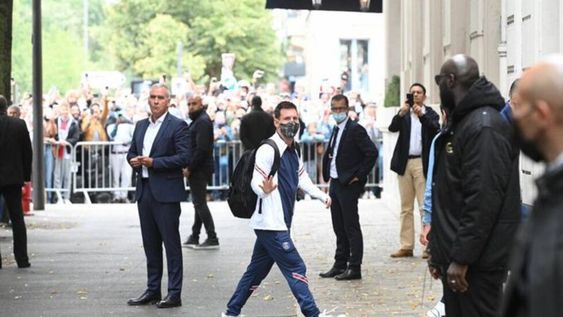Messi llegó al hotel donde el PSG esperará hasta la hora del partido contra Reims, por la cuarta fecha de la Liga francesa. Messi llegó al hotel donde el PSG esperará hasta la hora del partido contra Reims, por la cuarta fecha de la Liga francesa.