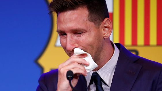 Lionel Messi llorando y secándose las lágrimas en la despedida de Barcelona. (AP) Lionel Messi llorando y secándose las lágrimas en la despedida de Barcelona. (AP)