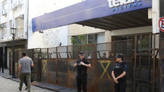 Vallaron el idificio de Télam. Foto Luciano Thieberger / Clarín