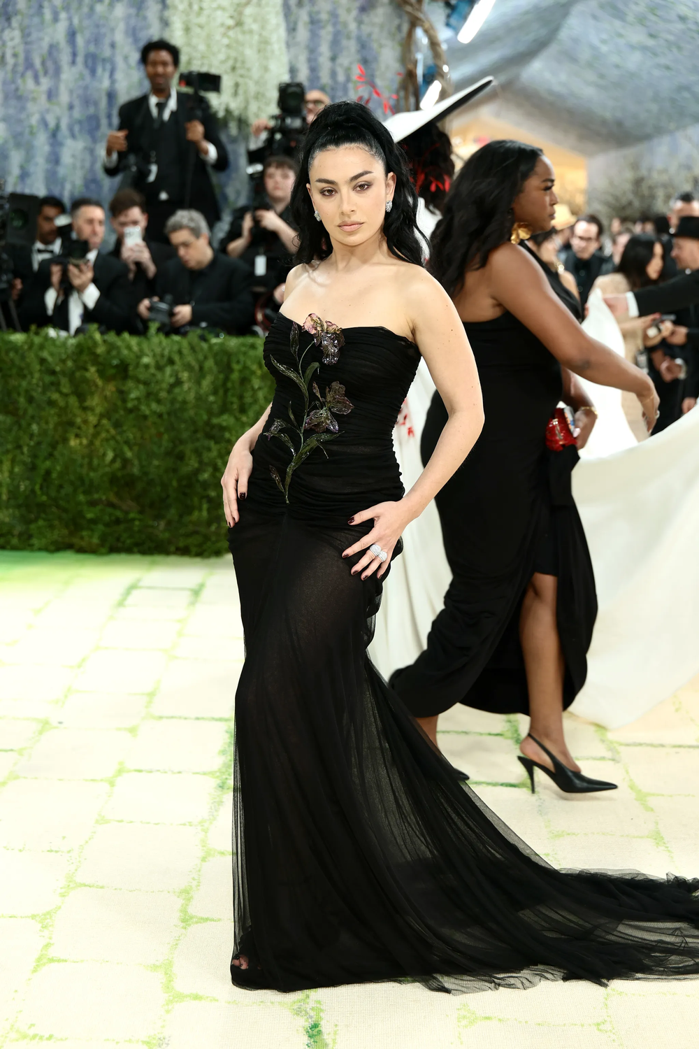 La cantante luce un look de Saint Laurent.