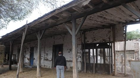 Los Andes | La propiedad se encuentra en un estado de abandono. Grandes postes de madera le permiten a la estructura de adobe mantenerse en pie. | Foto: Los Andes