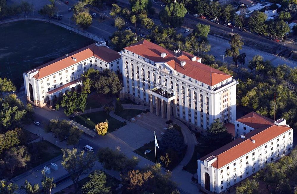 Desde el Consejo Económico, Ambiental y Social advierten que los empleados públicos mendocinos deberían tener una forma de progresar en su carrera laboral. / Archivo.