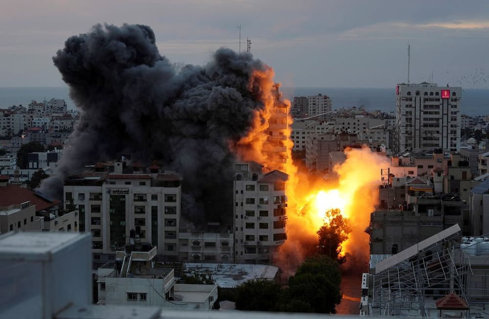 Una bola de fuego y humo se eleva a partir de una explosión en una torre de apartamentos palestina luego de un ataque aéreo israelí en la ciudad de Gaza.