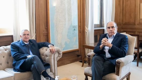 El ministro del Interior, Guillermo Francos, recibió este jueves en su despacho de la Casa Rosada al gobernador de Tucumán, Osvaldo Jaldo, uno de los mandatarios provinciales del peronismo que se viene mostrando con más intención de colaborar en que la Ley de Bases pueda pasar por el Senado donde se tratará durante este mes. Foto: NA