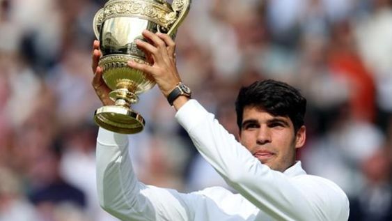 Wimbledon (United Kingdom), 14/07/2024.- Carlos Alcaraz of Spain celebrates with his trophy after winning the Mens final against Novak Djokovic of Serbia at the Wimbledon Championships, Wimbledon, Britain, 14 July 2024. (Tenis, España, Reino Unido) EFE/EPA/NEIL HALL EDITORIAL USE ONLY