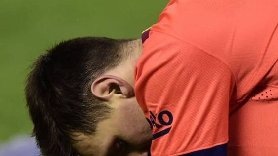 Messi recibió un botellazo en la victoria del Barcelona