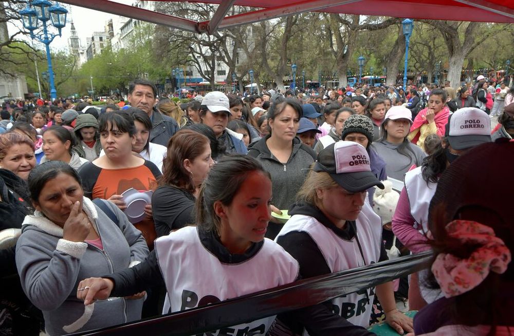 Acampe del Polo Obrero en MendozaCientos de manifestantes del Polo Bobrero de Mendoza reclaman por aumentos en planes sociales y posibilidades de trabajo mientras acampan en la Plaza IndependenciaFoto: Orlando Pelichotti/ Los Andes