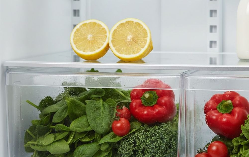 Lo más recomendable es consumir el limón apenas se corta o guardarlo en un recipiente hermético.