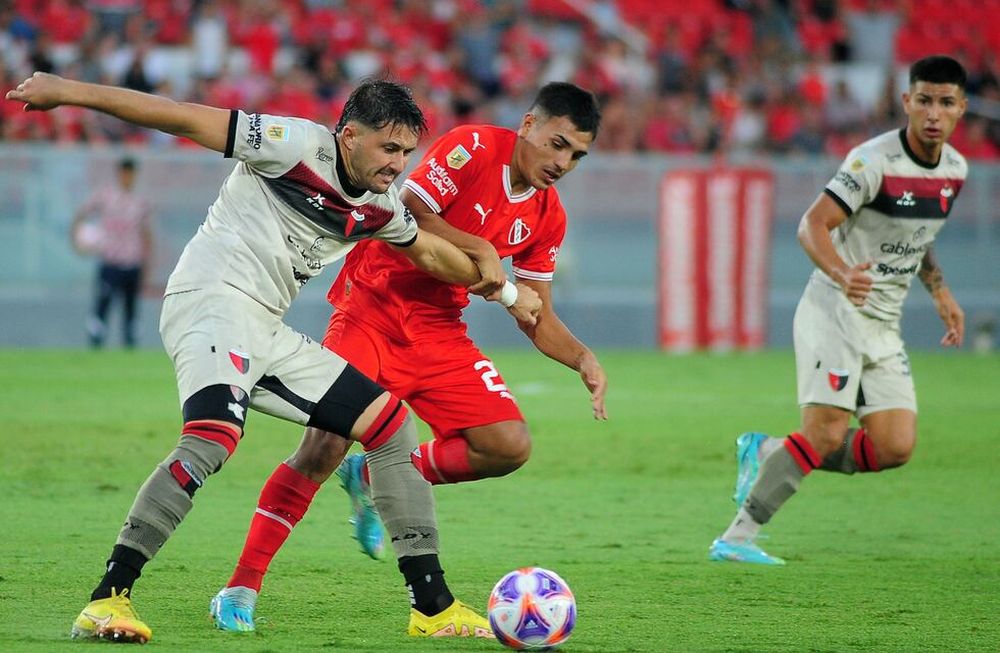 El Rojo de Avellaneda vive una situación complicada y sólo igualó 2-2 con Colón de Santa Fe. / Gentileza.
