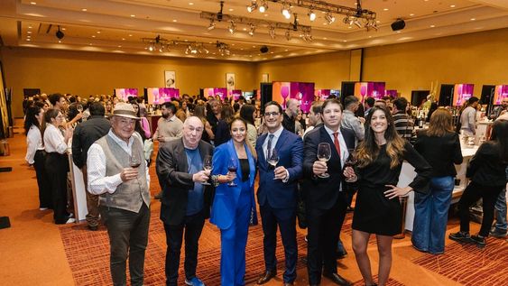 Julio Camsen (presidente directorio grupo HIH), Enrique Chrabolowsky (co-organizador de Alta Gama), Florencia Giamportone (Account manager), Ariel H. Pérez (Gte. Gral. Sheraton Mendoza Hotel y casino), Lucas Bariffo (Gte. De operaciones) y Andrea Rizzo (Responsable de Marketing y Relaciones Públicas)