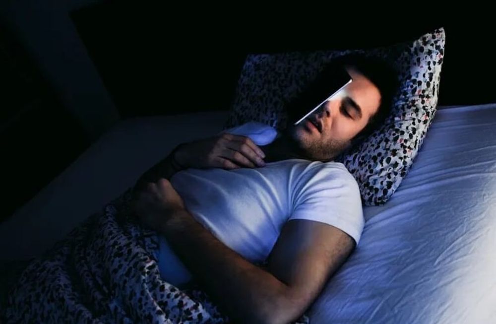 Expertos advierten que las tendencias virales del sueño podrían no causar daños inmediatos, pero es recomendable consultar a un médico si se padecen problemas para dormir.