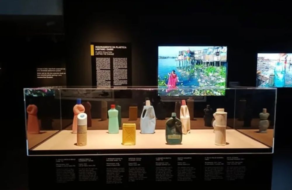 Artículos de la colección Archeoplastica en exhibición con National Geographic en 2022. | Foto: Gentileza