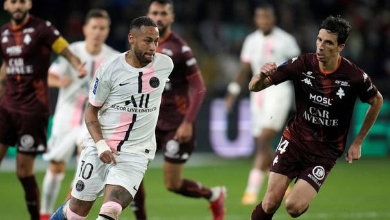 Neymar, una de las figuras del PSG, que sigue festejando en el torneo francés. (AP) Neymar, una de las figuras del PSG, que sigue festejando en el torneo francés. (AP)