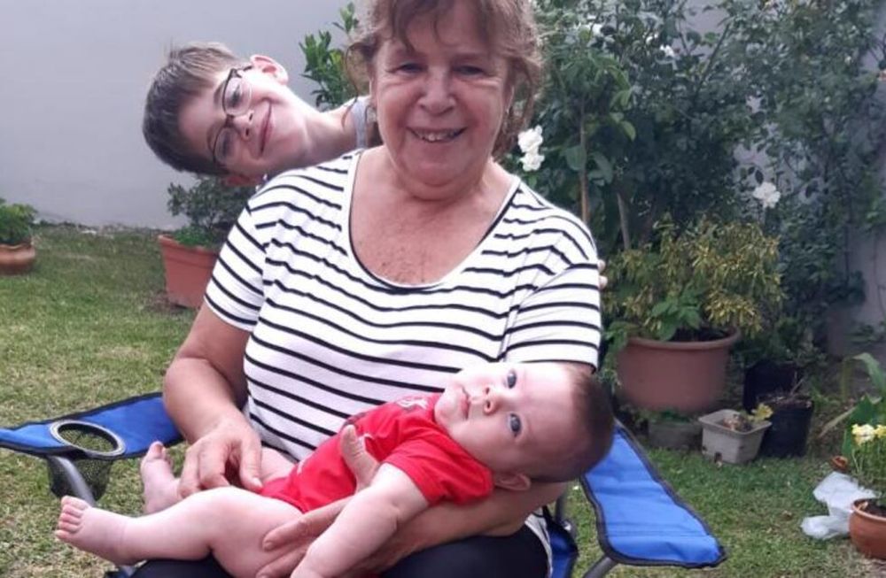 Una mujer no vidente vivió un emotivo momento al conocer por sorpresa a uno de sus nietos en el día de su cumpleaños.