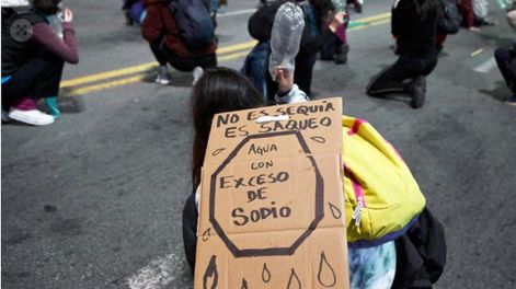Los uruguayos salieron a las calles ante la falta de agua potable. / Foto: Télam