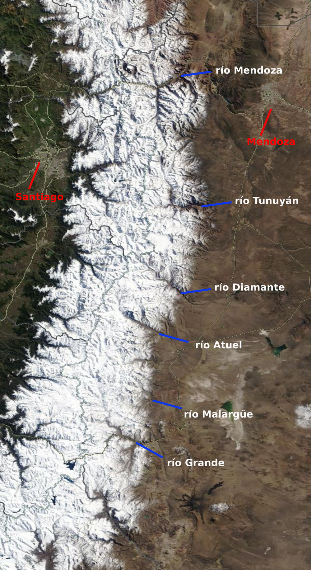 Invierno del '24.Imagen satelital del oeste de la provincia de Mendoza (12 de agosto de 2024). El manto nival cubre gran parte de la Cordillera, en lo que fue el último invierno de nevadas con acumulación promedio. Se señalan los seis principales ríos, de norte a sur: Mendoza, Tunuyán, Diamante, Atuel, Malargüe y Grande, así como las ciudades de Santiago de Chile y Mendoza.