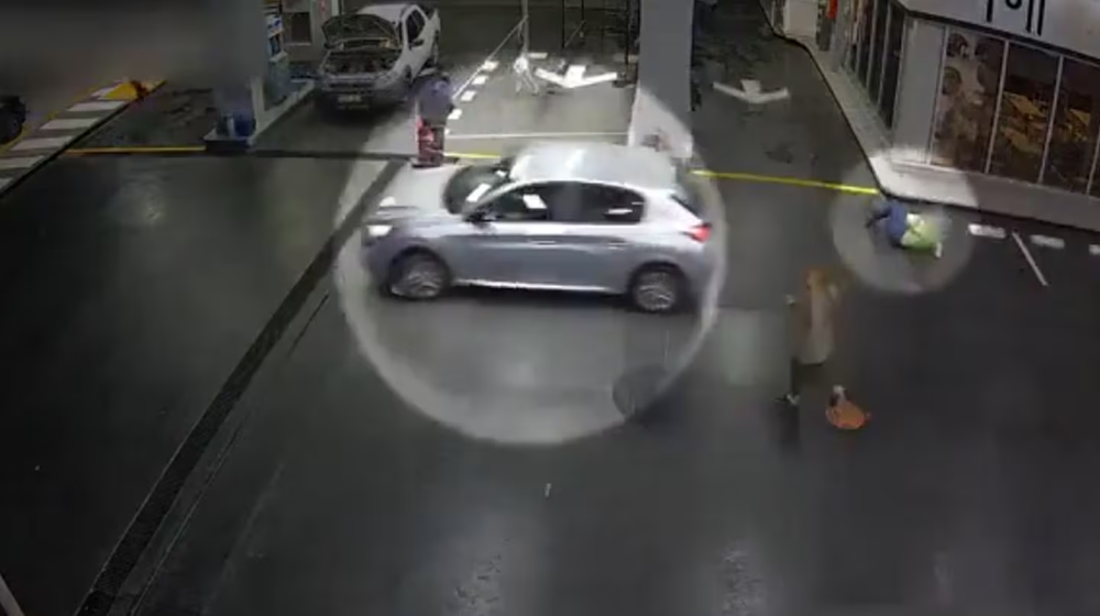 Un hombre se escapó sin pagar de una estación de servicio, atropelló a dos mujeres y fue detenido.