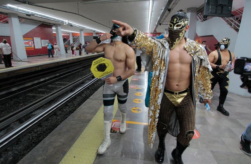 Para frenar el alto número de contagios por coronavirus en la capital mexicana, recorren varias estaciones de Subte repartiendo y fomentando su uso correcto entre los pasajeros. / Foto: Gentileza de INJUVE CIUDAD DE MÉXICO (Twitter)