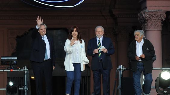 Cristina Kirchner Lula Da SilvaPepe MujicaAlberto Fernandez Plaza de mayo día de la democracia FOTO CLARIN
